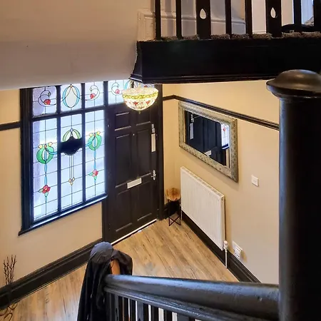 Ferienhaus Spacious 6-bed With Large Patio And Free Parking *