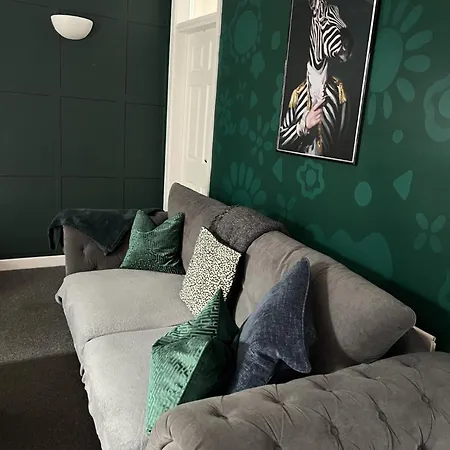 The Hive 2-bed With Kitchen And Private Bathroom In Lively Monton Village - Sleeps 4 - Free Wifi - Parking Nearby Apartman *