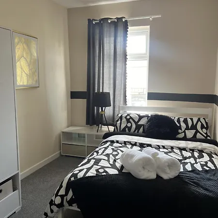 The Hive 2-bed With Kitchen And Private Bathroom In Lively Monton Village - Sleeps 4 - Free Wifi - Parking Nearby Manchester