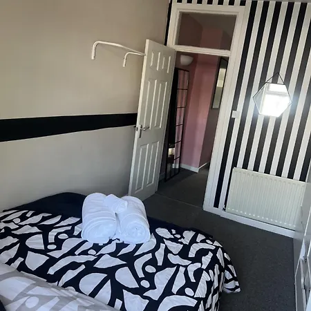 The Hive 2-bed With Kitchen And Private Bathroom In Lively Monton Village - Sleeps 4 - Free Wifi - Parking Nearby Apartamento