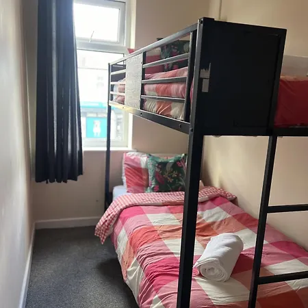 The Hive 2-bed With Kitchen And Private Bathroom In Lively Monton Village - Sleeps 4 - Free Wifi - Parking Nearby *