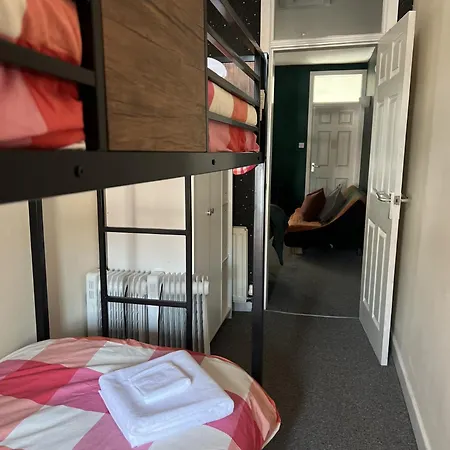 The Hive 2-bed With Kitchen And Private Bathroom In Lively Monton Village - Sleeps 4 - Free Wifi - Parking Nearby Manchester