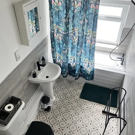 The Hive 2-bed With Kitchen And Private Bathroom In Lively Monton Village - Sleeps 4 - Free Wifi - Parking Nearby *