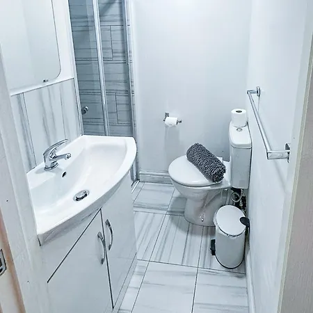 Ashfield Co-living - Private Self-cater Manchester