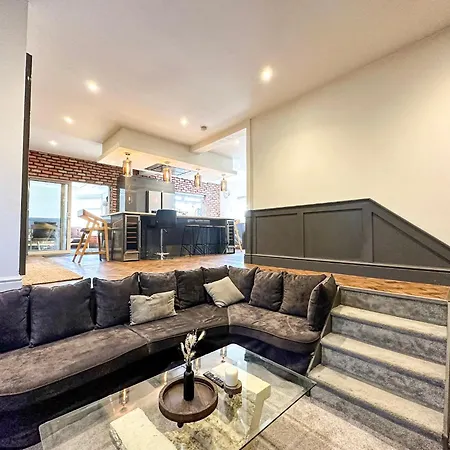 5br Jacuzzi, Garden & Parking * Manchester
