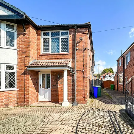 5br Jacuzzi, Garden & Parking Manchester
