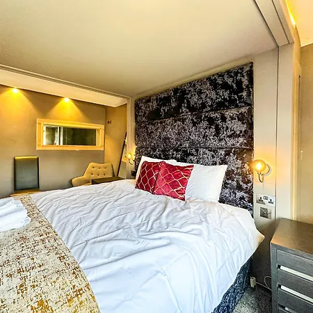 5br Jacuzzi, Garden & Parking Prázdninový dům *
