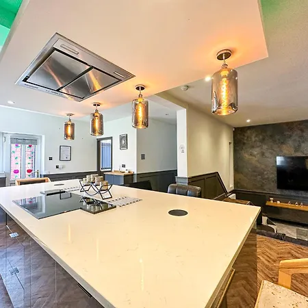 5br Jacuzzi, Garden & Parking * Manchester