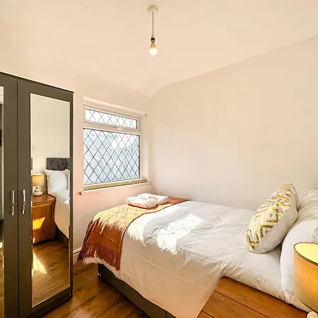 Casa vacanze 5br Jacuzzi, Garden & Parking Manchester
