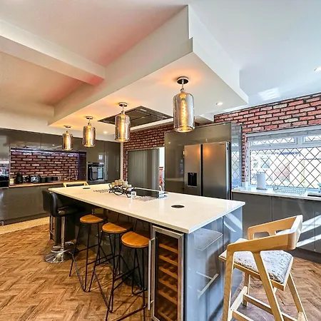 5br Jacuzzi, Garden & Parking * Manchester