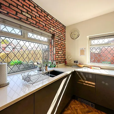 Σπίτι διακοπών 5br Jacuzzi, Garden & Parking *