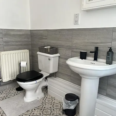 Apartman The Hive 2-bed With Kitchen And Private Bathroom In Lively Monton Village - Sleeps 4 - Free Wifi - Parking Nearby *