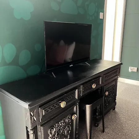 The Hive 2-bed With Kitchen And Private Bathroom In Lively Monton Village - Sleeps 4 - Free Wifi - Parking Nearby *