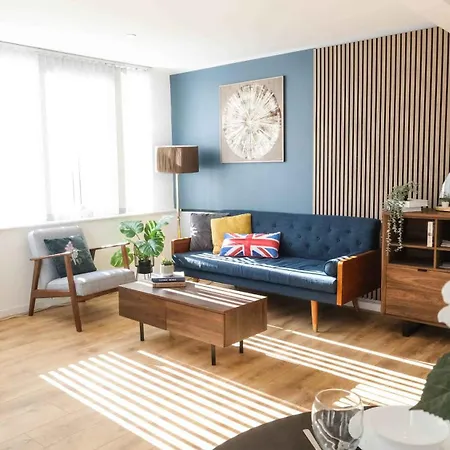 Spacious 2br 2ba Centre Sleeps 5 *