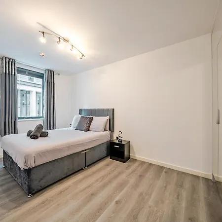 Spacious 2 Double Bedroom Near Centre, Salford *