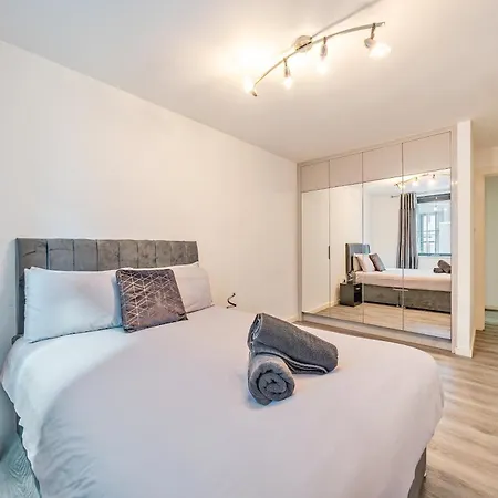 Spacious 2 Double Bedroom Near Centre, Salford *