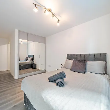 Spacious 2 Double Bedroom Near Centre, Salford * Manchester