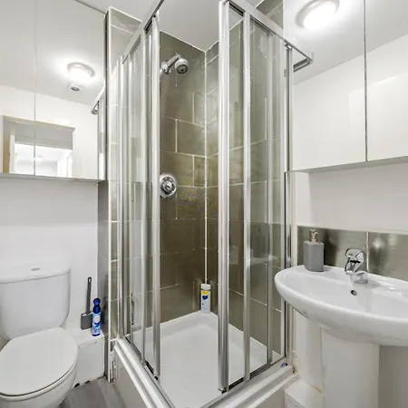 Spacious 2 Double Bedroom Near Centre, Salford *