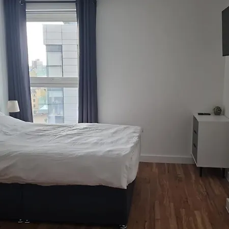 Penthouse Height Flat, View Balcony, Quiet, Free Wifi, Gym & Minimalistic Manchester