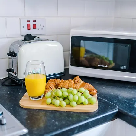 Modern 3br House In Manchester, Ideal For Groups, Free Parking - Sleeps 8