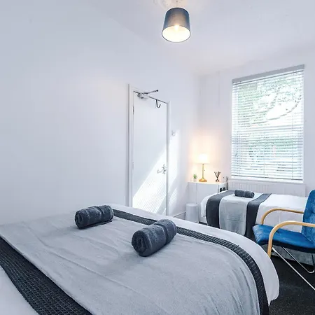 Modern 3br House In Manchester, Ideal For Groups, Free Parking - Sleeps 8 Hébergement de vacances *