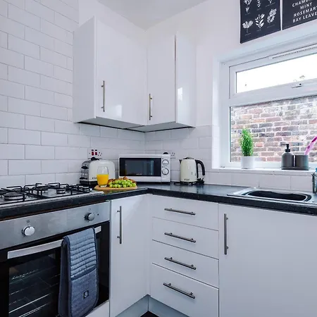 Modern 3br House In Manchester, Ideal For Groups, Free Parking - Sleeps 8 * Manchester