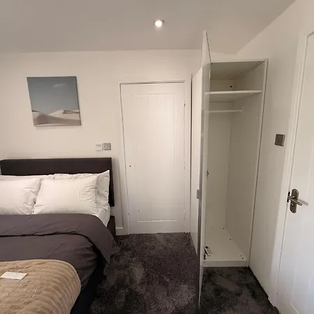 Luxury - Pick A - Free Parking & Kitchen Access, Near Etihad Stadium, The Coop Live & Piccadilly Station, Manchester