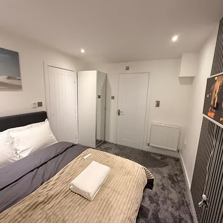Luxury - Pick A - Free Parking & Kitchen Access, Near Etihad Stadium, The Coop Live & Piccadilly Station, Homestay *
