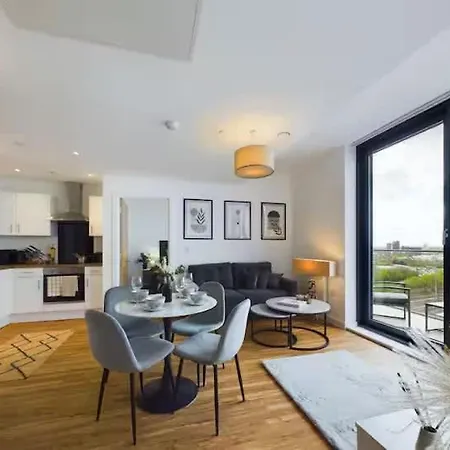 New! 2 Bedroom Flat In Waters By With Us, Perfect For Families, Couples & Groups, Free Private Parking! 아파트