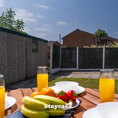 3-bedroom House W Free Parking, Near Man Airport! بيت للعطل مانشستر