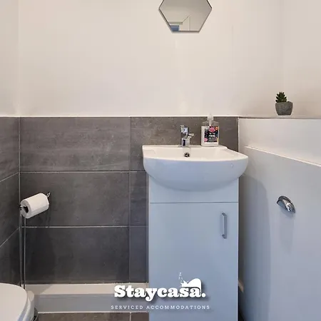 Holiday home Harmony Living Modern New Build With Parking Manchester