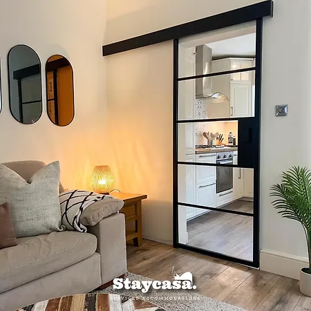 בית נופש Stylish Interior Cosy Haven - On-street Parking