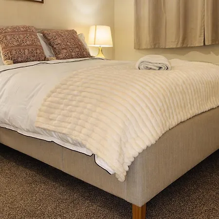 Casa de Férias Hub - 2br With Free Parking, Near Airport & Attractions *