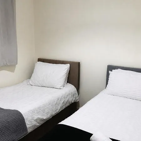 Casa de Férias Hub - 2br With Free Parking, Near Airport & Attractions *