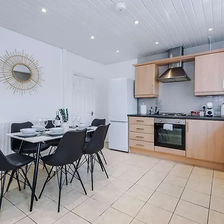 Spacious 2-bed 5mins To Co-op Live & Etihad Campus W Free Parking Semesterbostad Manchester