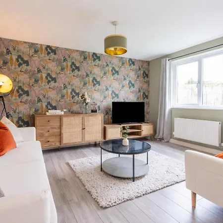 Chic 4bd Abode - Free Parking - Snooker Holiday home Manchester