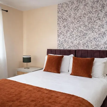 Chic 4bd Abode - Free Parking - Snooker