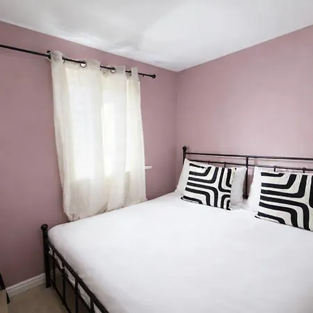 Chic 4bd Abode - Free Parking - Snooker Tatil Evi