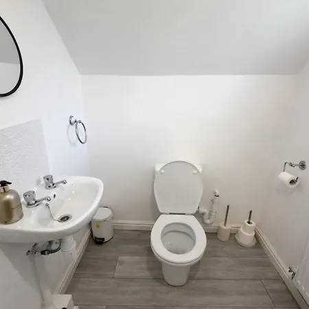 Chic 4bd Abode - Free Parking - Snooker Tatil Evi *