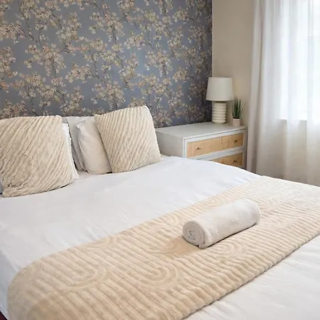 Chic 4bd Abode - Free Parking - Snooker Tatil Evi