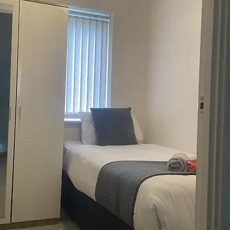 New 5 Bedroom House Sleeps 8, 5mins Etihad, Coop Live, Centre *