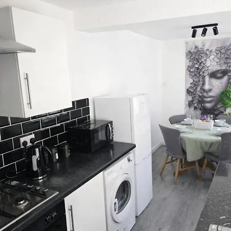 3-bed Sleeps 6 Free Parking Work