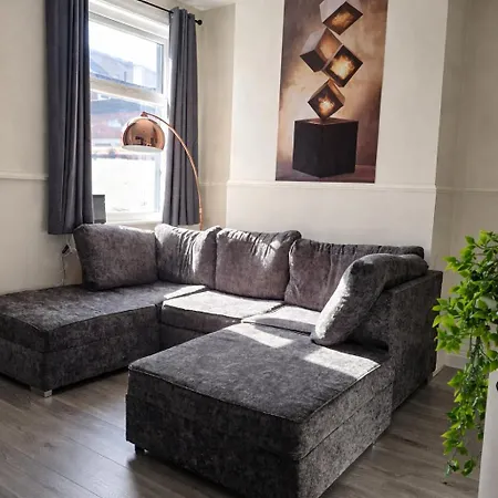 Holiday home 3-bed Sleeps 6 Free Parking Work Manchester