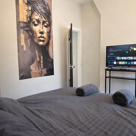 3-bed Sleeps 6 Free Parking Work * Manchester