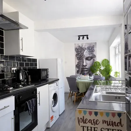 3-bed Sleeps 6 Free Parking Work