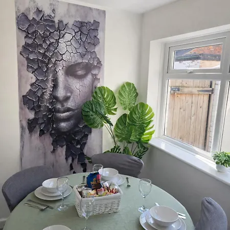 Holiday home 3-bed Sleeps 6 Free Parking Work Manchester