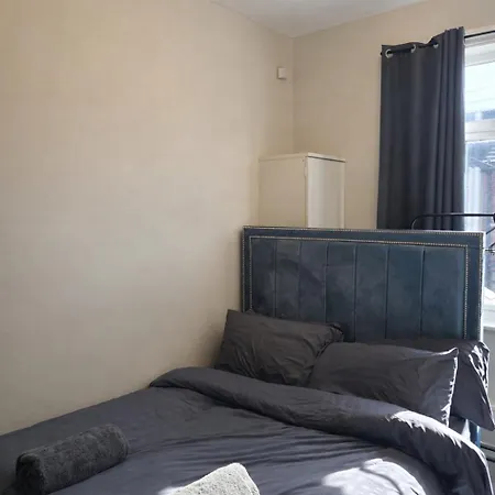 3-bed Sleeps 6 Free Parking Work Manchester