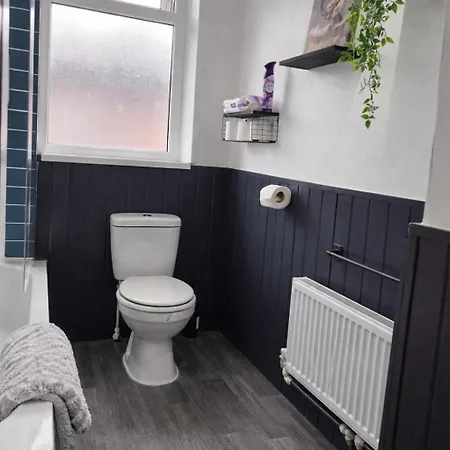 Holiday home 3-bed Sleeps 6 Free Parking Work Manchester