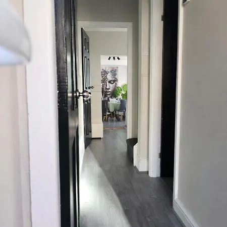 3-bed Sleeps 6 Free Parking Work *