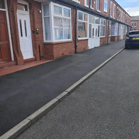 3-bed Sleeps 6 Free Parking Work *